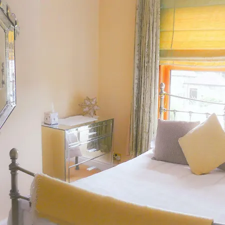 Homestay Private In Home-stay Leeds M1 M62 *