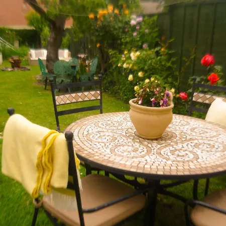 Private In Home-stay Leeds M1 M62 Homestay *